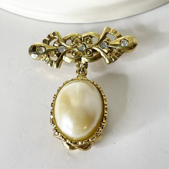 Vintage Avon Brooch Romantic Rhinestone Faux Pearl Gold tone Pin Victorian - Picture 4 of 16